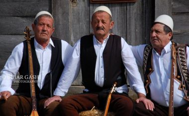 Me muzikë përcjellët për në banesën e fundit rapsodi Osman Sefë Mleqani (Video)