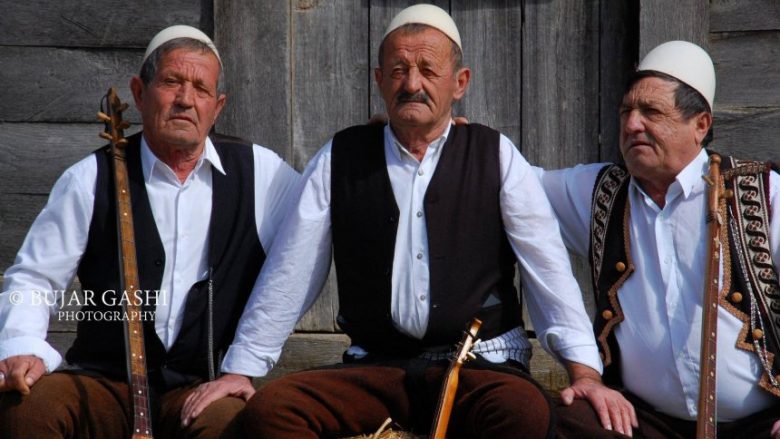 Me muzikë përcjellët për në banesën e fundit rapsodi Osman Sefë Mleqani (Video)