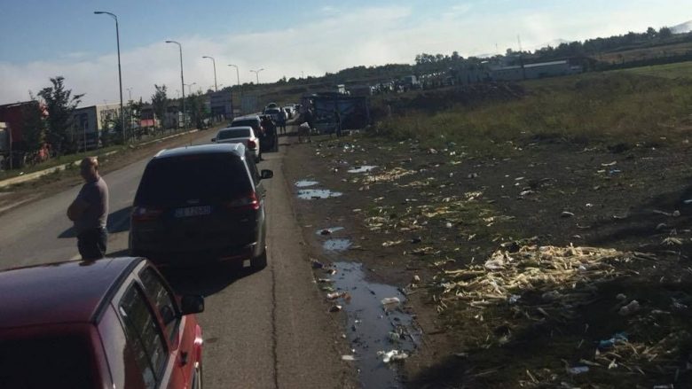 Pritje deri në 6 orë në pikëkalimin kufitar në Merdar (Foto)