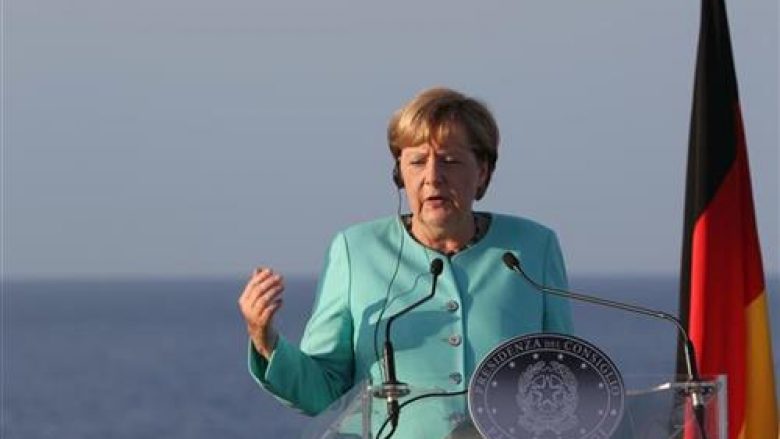 Merkel letër Vuçiqit, i kërkon normalizim të marrëdhënieve me Kosovën