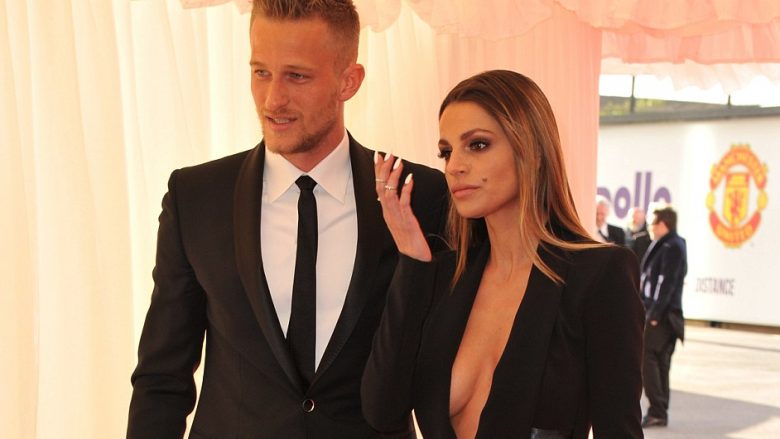 Ish-portieri i Unitedit i jep fund martesës me modelen shqiptare