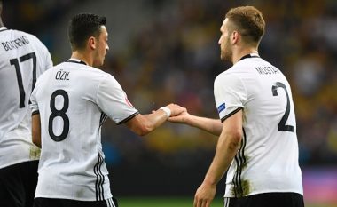 Ozil e pret Mustafin me fjalë të mira dhe me shaka (Foto/Video)