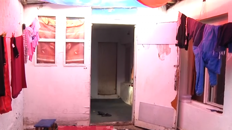 Mjerimi në Kosovë: Familja që jeton në një dhomë (Video)