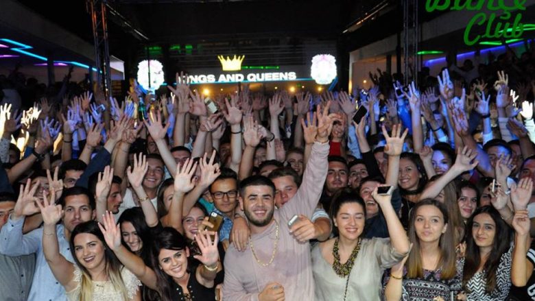 Noizy shfaqet në mes të publikut në Pejë, këndon bashkë me ta (Foto)