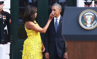 Michelle ia fshin hundët presidentit amerikan, Obama (Foto)