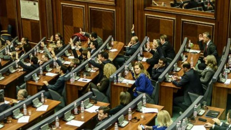 Deputetët e AAK-së dhe Nismës, rrezikojnë t’i humbin mandatet në Legjislativ