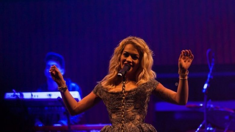 Rita Ora këndon solo në ditën e Shenjtërimit të Nënë Terezës