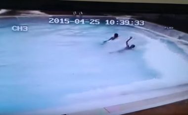 Shikoni çfarë ndodh me fëmijët që gjendeshin në pishinë në momentin kur dridhet toka (Video)