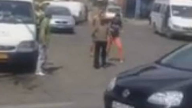 Shqiptari i ngacmon vajzën, shihni reagimin e nënës së saj! (Video)