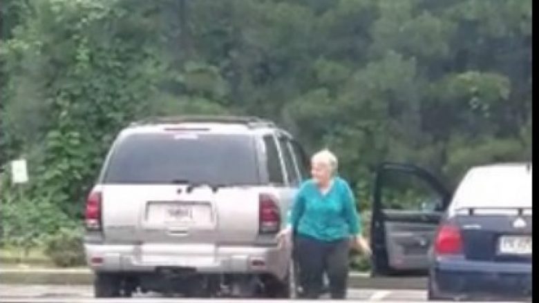 Plaka nuk e dinte se po e incizonin – tani e gjithë bota flet se çfarë bëri ajo në parking! (Video)