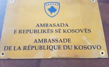 Pllakata e ambasadës në Paris u vandalizua me mbishkrime serbe, reagon MPJ