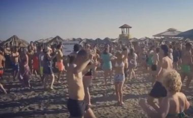 Kështu vallëzojnë pushuesit shqiptarë në njërin nga plazhet e Ulqinit! (Video)