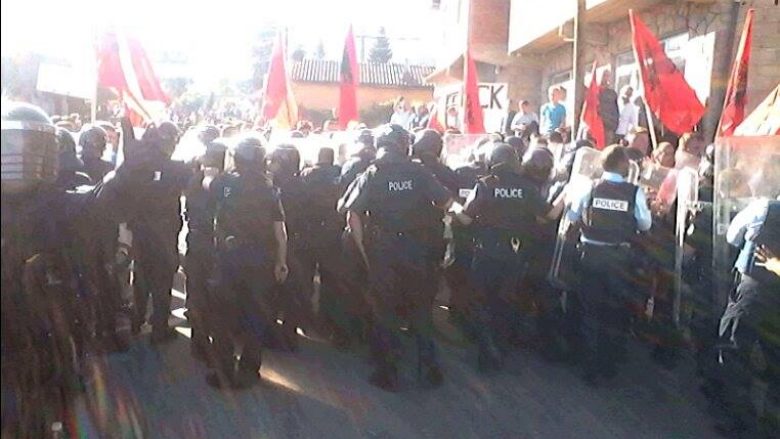 Intervenon policia në Mushtisht, ka të arrestuar dhe të lënduar (Foto)