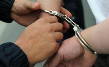 U konfiskohen para, drogë e thika, tre të arrestuar në Prizren