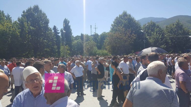 Shumë qytetarë dhe opozita protestojnë në Pejë kundër Demarkacionit (Foto)