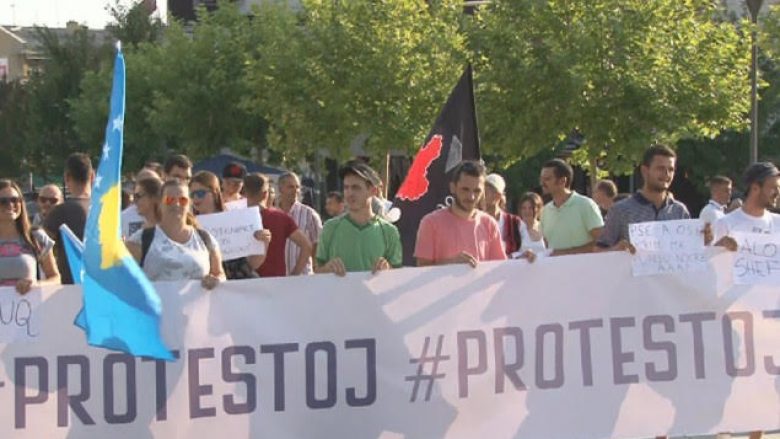 Protestës i bashkohet edhe VV-ja, turma dëgjon përgjimet