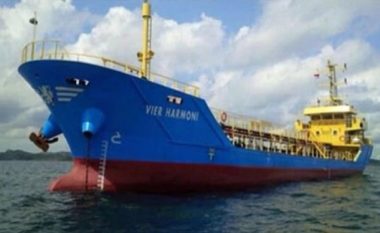 Rrëmbehet tankeri me 900 mijë litra naftë