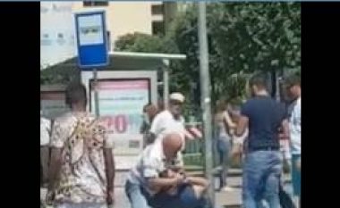 Sherr në qendër të Tiranës, një person kapet prej fyti nga dy të tjerë (Video)