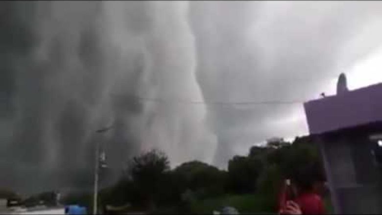 Mjegulla mbulon qytetin në një mënyrë të habitshme (Video)