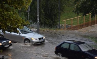 Reshje të dendura në Tiranë, vështirësohet qarkullimi rrugor (Video)