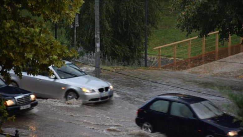 Reshje të dendura në Tiranë, vështirësohet qarkullimi rrugor (Video)
