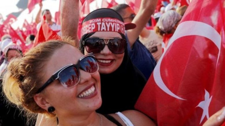 Qindra mijëra njerëz mblidhen në Stamboll në mbështetje të Erdoganit