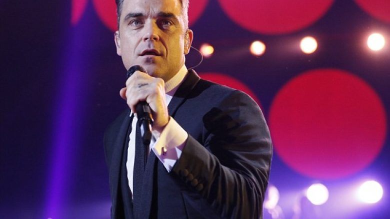 Robbie Williams performon në funeralin e menaxherit të tij (Foto)