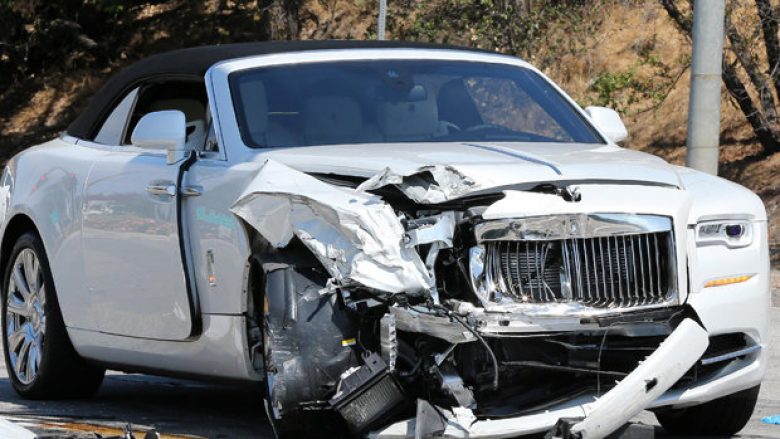 Çmimi dhe dëmtimet e veturës me të cilën u aksidentua nëna e Kim (Foto)