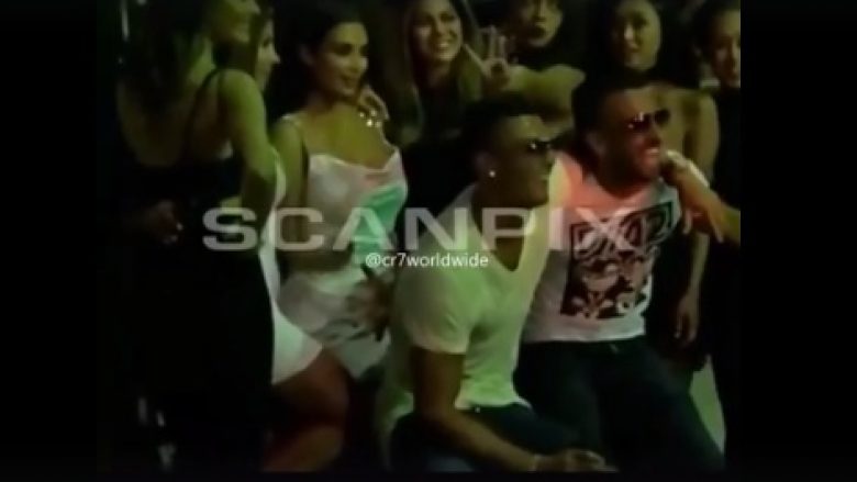 Ronaldo gëzohet si fëmijët, fotografohet me Kim Kardashian (Video)