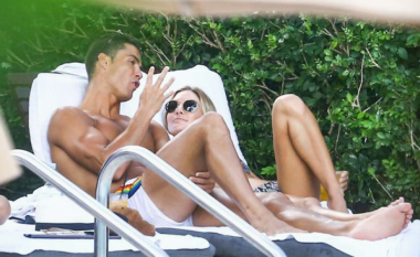 Ronaldo shijon pushimet me një bionde misterioze (Foto)