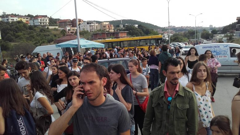 Bllokohen të gjitha rrugët për tek koncerti i Dua Lipës! (Video)