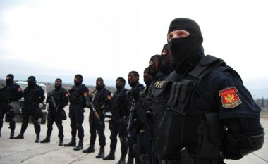 Mali i Zi mbikëqyrë kufirin me Kosovën – me njësitet antiterroriste të armatosura deri në dhëmbë