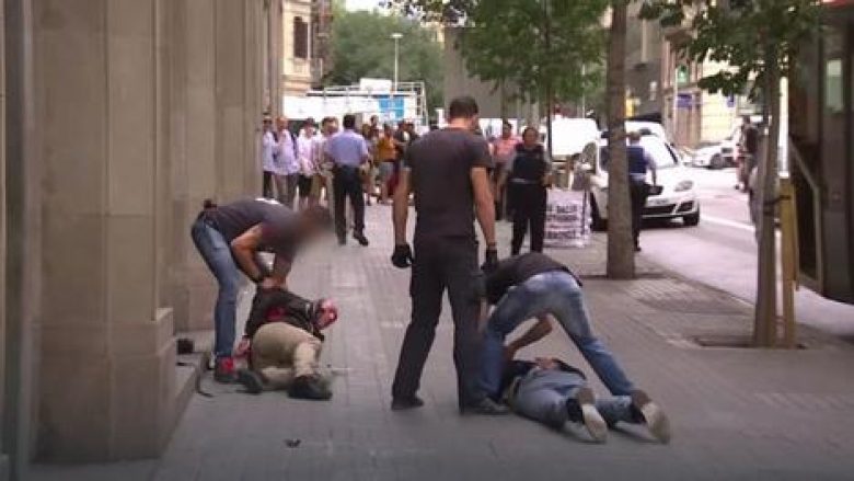Si nëpër filma: Shikojeni si arrestohet grupi kriminal serb, pas kryerjes së plaçkitjes në Barcelonë (Foto/Video)