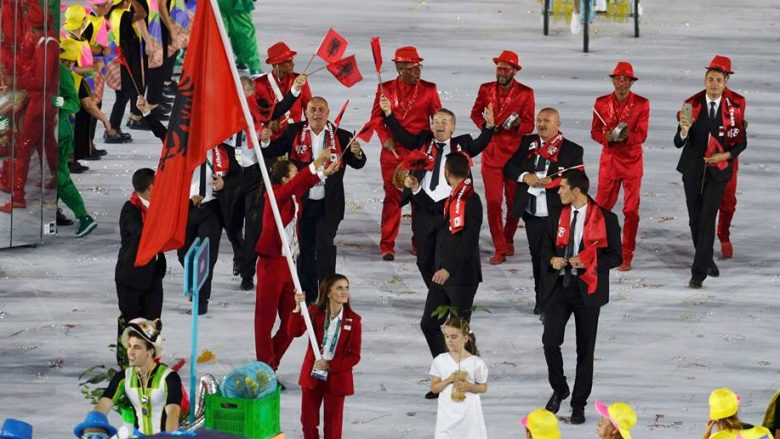 Shqipëria nisë aventurën, flamuri kombëtar parakalon në Rio 2016 (Foto/Video)