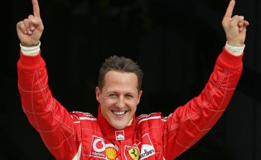 Më në fund, Schumacher ngrihet në këmbë dhe ecën