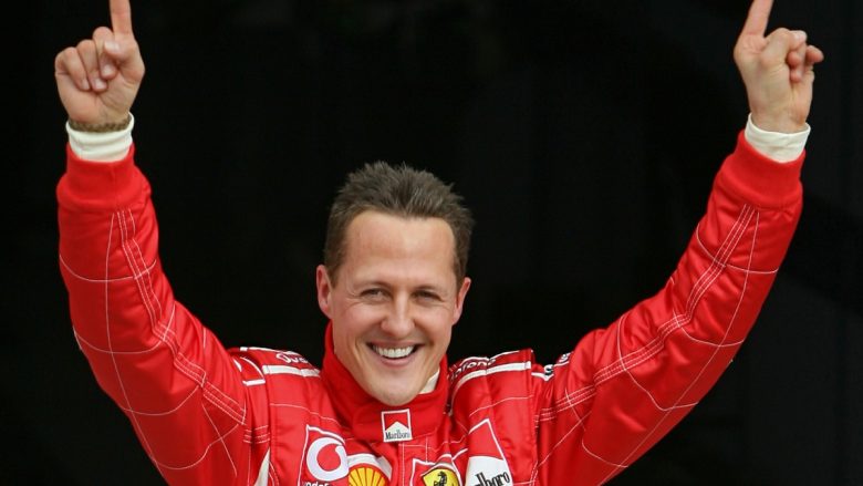 Më në fund, Schumacher ngrihet në këmbë dhe ecën