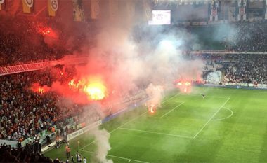 Probleme edhe në fushë, ndërpritet përkohësisht takimi Besiktas-Galatasaray (Video)