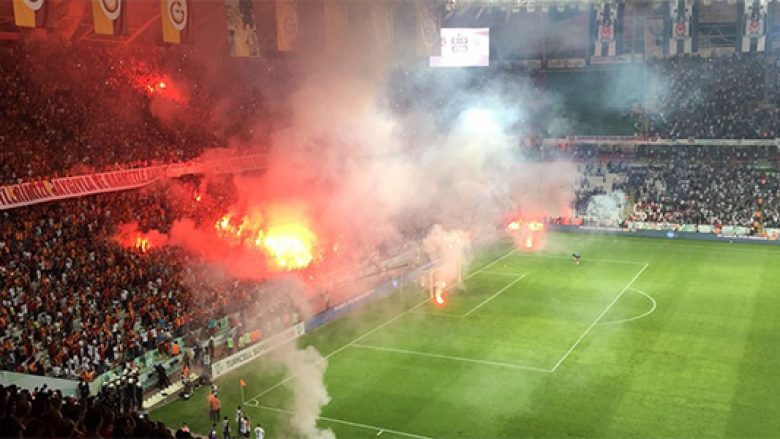 Probleme edhe në fushë, ndërpritet përkohësisht takimi Besiktas-Galatasaray (Video)