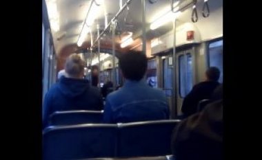 Grindje mes dy grave në tramvaj, udhëtarët tjerë bëjnë “tifozllëk”! (Video)