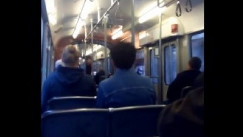 Grindje mes dy grave në tramvaj, udhëtarët tjerë bëjnë “tifozllëk”! (Video)