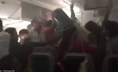 “Harroni çantat dhe kërceni”: Momentet kur pasagjerët largohen nga aeroplani i kapluar nga tymi (Video)