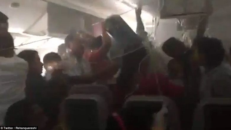 “Harroni çantat dhe kërceni”: Momentet kur pasagjerët largohen nga aeroplani i kapluar nga tymi (Video)