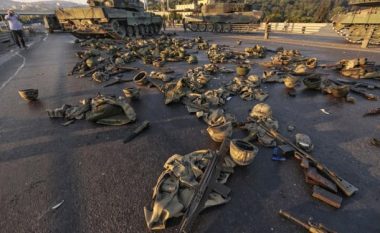 311 ushtarë turq ende po fshihen pas tentimit për grusht shtet