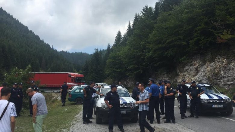 Tensionet në kufirin me Malin e Zi, policia thotë se nuk pati incidente, banorët paralajmërojnë radikalizim të veprimeve