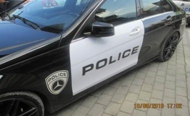 Ndalohet në Pejë një veturë me mbishkrimin “POLICE”