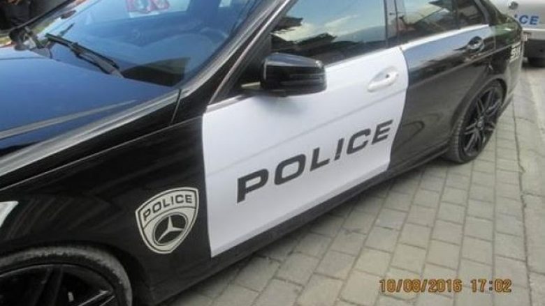Ndalohet në Pejë një veturë me mbishkrimin “POLICE”
