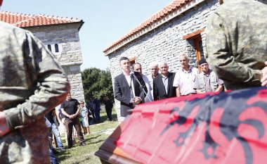 Veseli apel publik: Eshtrat e Shotë Galicës të sillen pranë varrit të Azem Bejtës