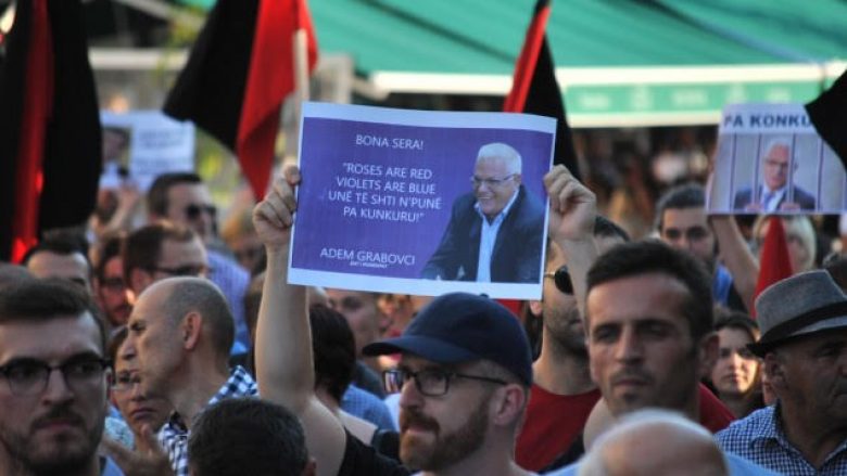 Protestuesit e pakënaqur me dorëheqjen e Grabovcit, kërkojnë rrëzimin e Qeverisë