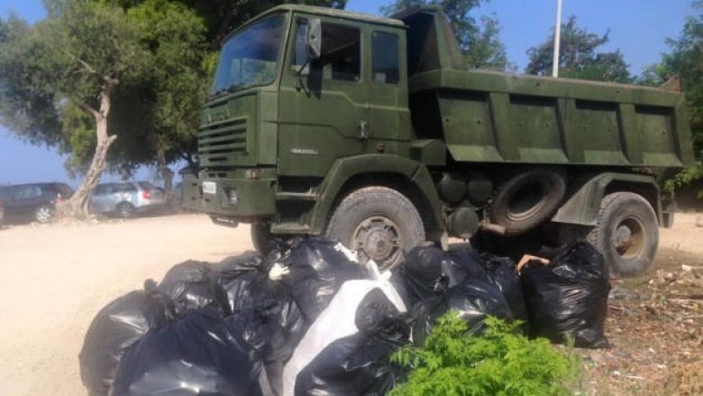 Ushtria në aksion për pastrimin e plazheve