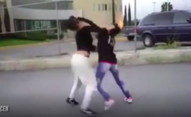Dy vajza masakrojnë njëra-tjetrën në mes të rrugës (Video)
